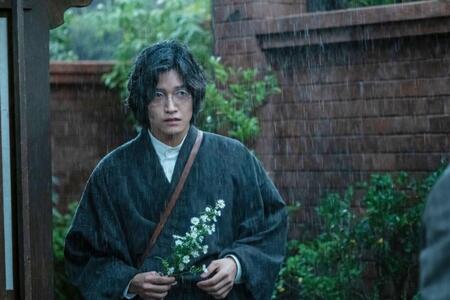 雨の中、横沢と鉢合わせになったシマケン（佐野晶哉）
