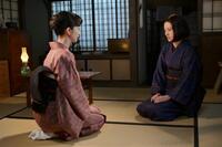 りん（見上愛・左）は直美（上坂樹里）と向き合って…