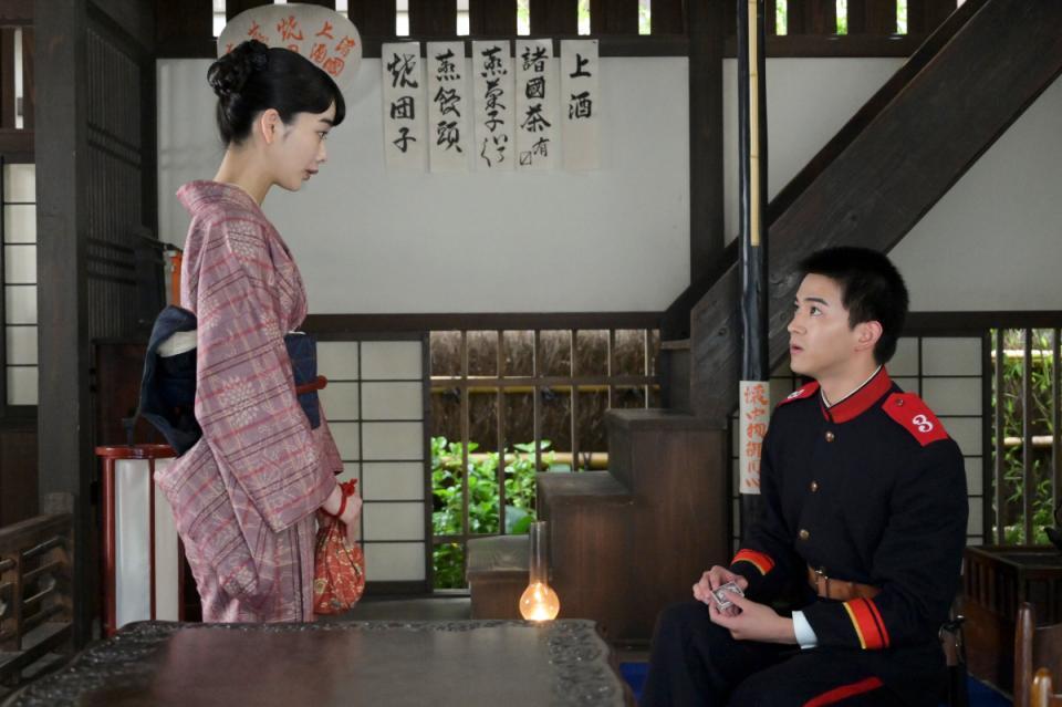 団子屋「田之上屋」で偶然、小川（甲斐翔真）と出会ったりん（見上愛）