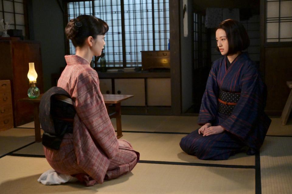 りん（見上愛・左）は直美（上坂樹里）と向き合って…