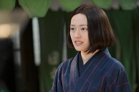 直美（上坂樹里）の視線の先には、あの人が