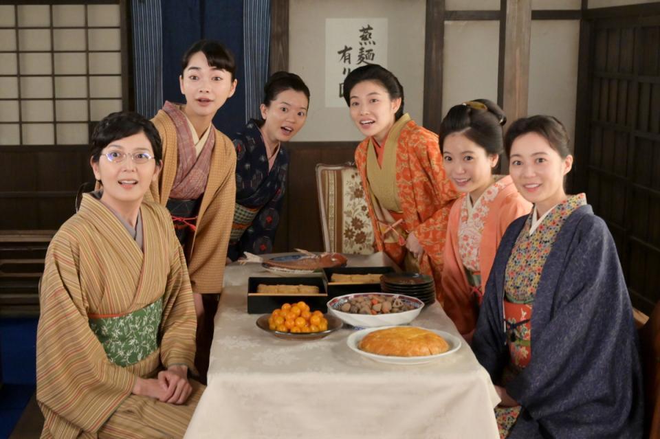 看護婦養成所の同期が勢ぞろい！左から、喜代（菊池亜希子）、りん（見上愛）、トメ（原嶋凛）、しのぶ（木越明）、ゆき（中井友望）、多江（生田絵梨花）