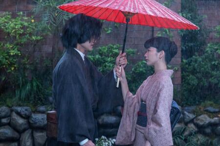 雨に濡れるシマケン（佐野晶哉）に傘を差しだしたりん（見上愛）