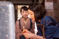 直美（上坂樹里・右）はりん（見上愛・左）に、マッチの話をする人のことを…