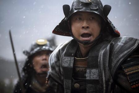 ちらつく雪の中、甲冑をまとった小一郎（仲野太賀）が吠える