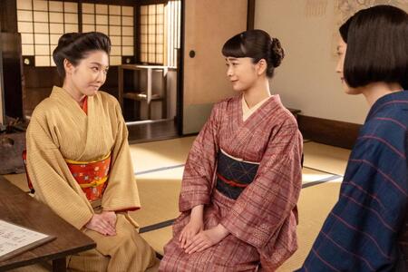 しのぶに起きたある異変とは？左から、しのぶ（木越明）、りん（見上愛）、直美（上坂樹里）