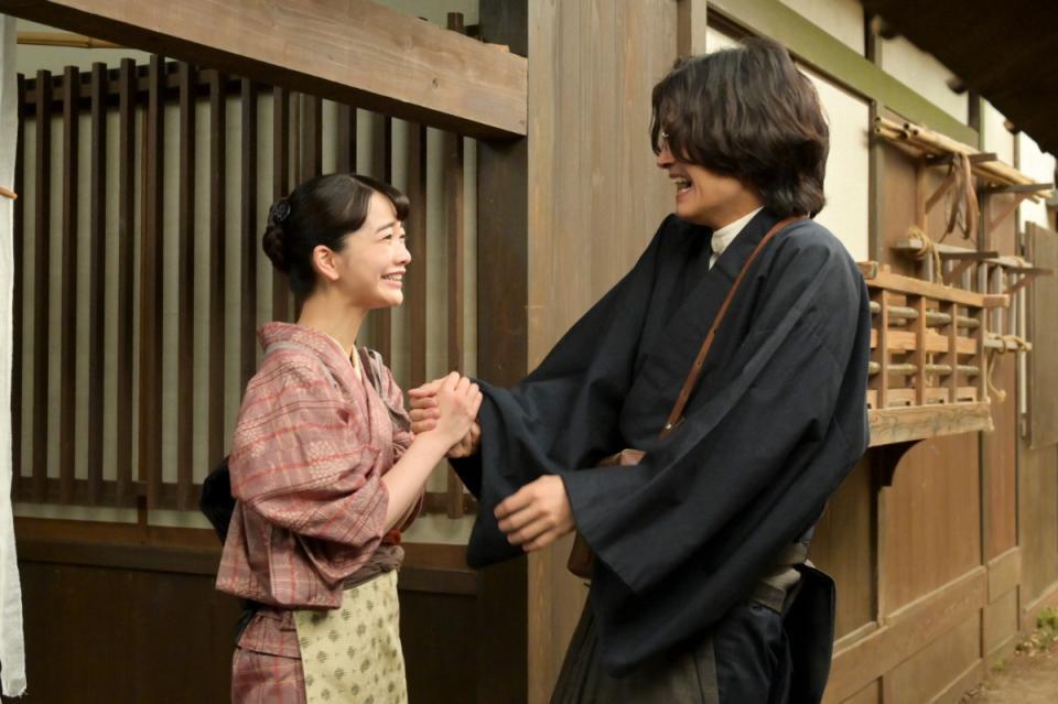 シマケン（佐野晶哉）の小説の新聞連載が決まり、喜びあふれるりん（見上愛）
