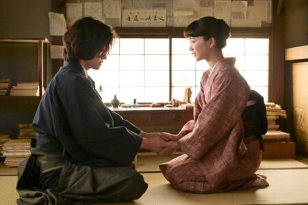 シマケン（佐野晶哉）の手を握り締めるりん（見上愛）