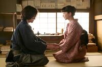 シマケン（佐野晶哉）の手を握り締めるりん（見上愛）