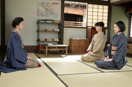 多江（生田絵梨花・左）からある報告を受けるりん（見上愛・中央）と直美（上坂樹里）