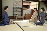 多江（生田絵梨花・左）からある報告を受けるりん（見上愛・中央）と直美（上坂樹里）