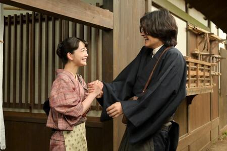 シマケン（佐野晶哉）の小説の新聞連載が決まり、喜びあふれるりん（見上愛）
