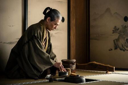 茶を煎じる千利休（吉岡秀隆）