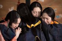 茶々（井上和）、初（田牧そら）、江（西川愛莉）と抱き合う市（宮﨑あおい）