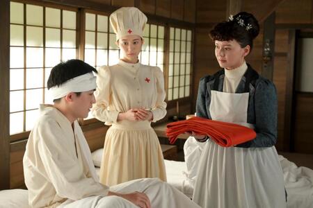多江（生田絵梨花・中央）が働く陸軍予備病院へ、慰問に訪れた捨松（多部未華子・右）