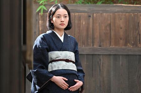 少しふくらんだお腹を抱え、ひとり立ちすくむ直美（上坂樹里）