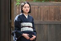 少しふくらんだお腹を抱え、ひとり立ちすくむ直美（上坂樹里）