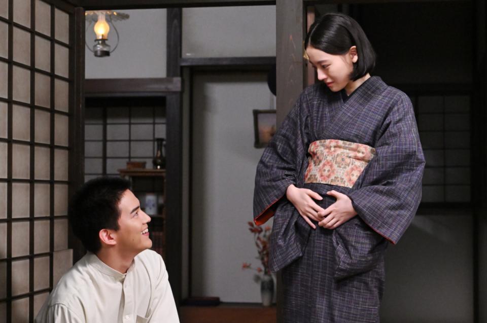 わが子を宿した直美（上坂樹里）に笑顔を向ける小川（甲斐翔真）