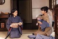 直美（上坂樹里・左）の育児のお手伝いをするりん（見上愛）