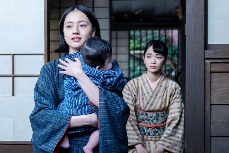 わが子を抱き遠くをみつめる直美（上坂樹里・左）、寄り添うりん（見上愛）