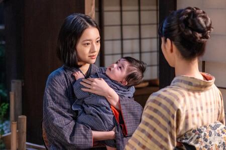 育児中の直美（上坂樹里・左）は仕事に復帰しようと考える