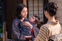 育児中の直美（上坂樹里・左）は仕事に復帰しようと考える