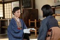 陸軍予備病院での役目を終え、戻った多江（生田絵梨花・左）が直美（上坂樹里）に…