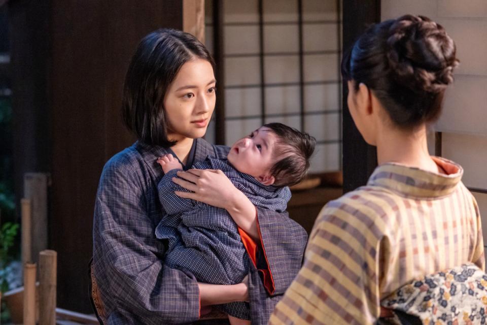育児中の直美（上坂樹里・左）は仕事に復帰しようと考える