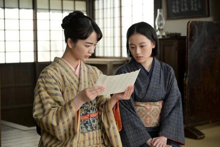 多江からの手紙を読んだりん（見上愛・左）と直美（上坂樹里）は…