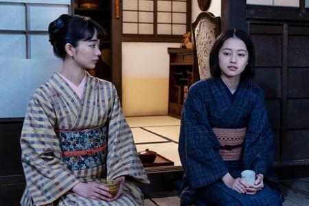 直美は夫・小川亡きあとも子育てと仕事に向き合って…。左から、りん（見上愛）、直美（上坂樹里）