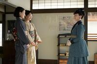 捨松（多部未華子・右）の話を聞く直美（上坂樹里・左）とりん（見上愛）