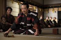 石川数正（迫田孝也）に驚いたような蜂須賀正勝（高橋努）
