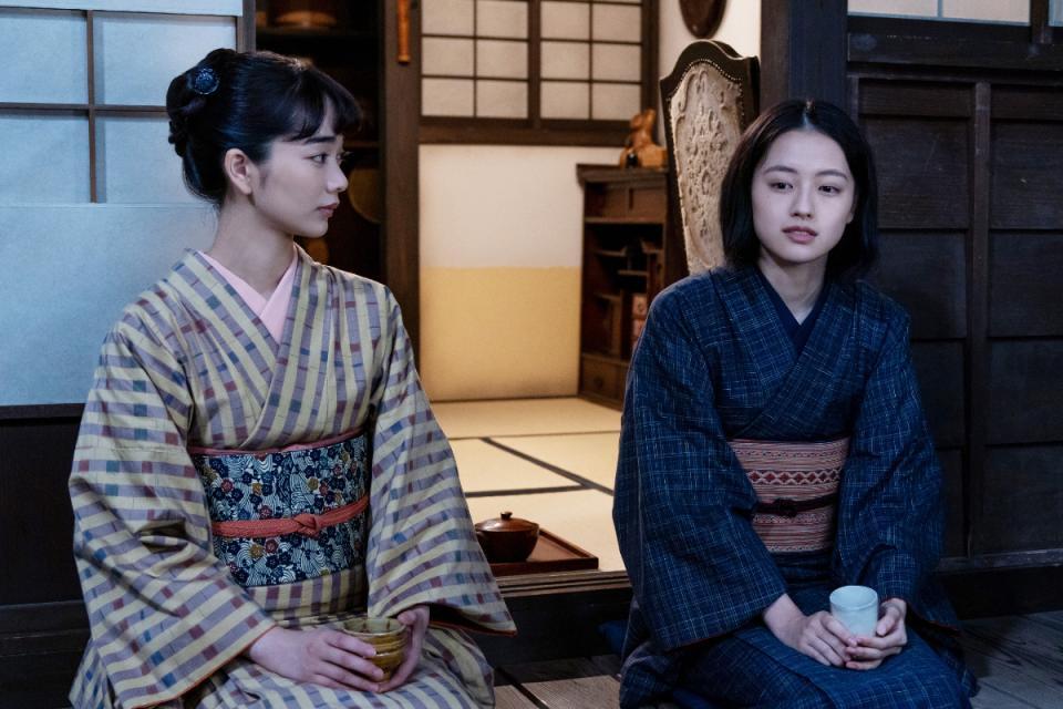 直美は夫・小川亡きあとも子育てと仕事に向き合って…。左から、りん（見上愛）、直美（上坂樹里）