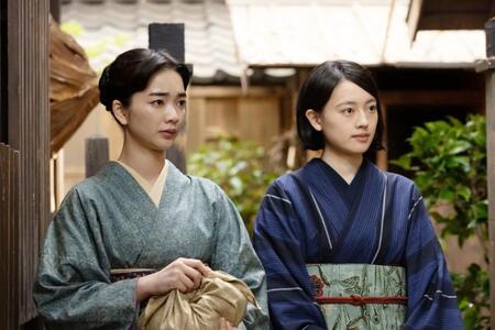 りん（見上愛・左）と直美（上坂樹里）は、悪質な派出看護で商売する寛太を訪ねる