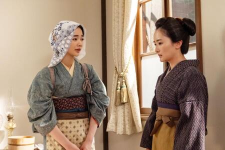 セツ（村上穂乃佳・右）はりん（見上愛）の応急処置を見て…