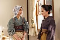 セツ（村上穂乃佳・右）はりん（見上愛）の応急処置を見て…