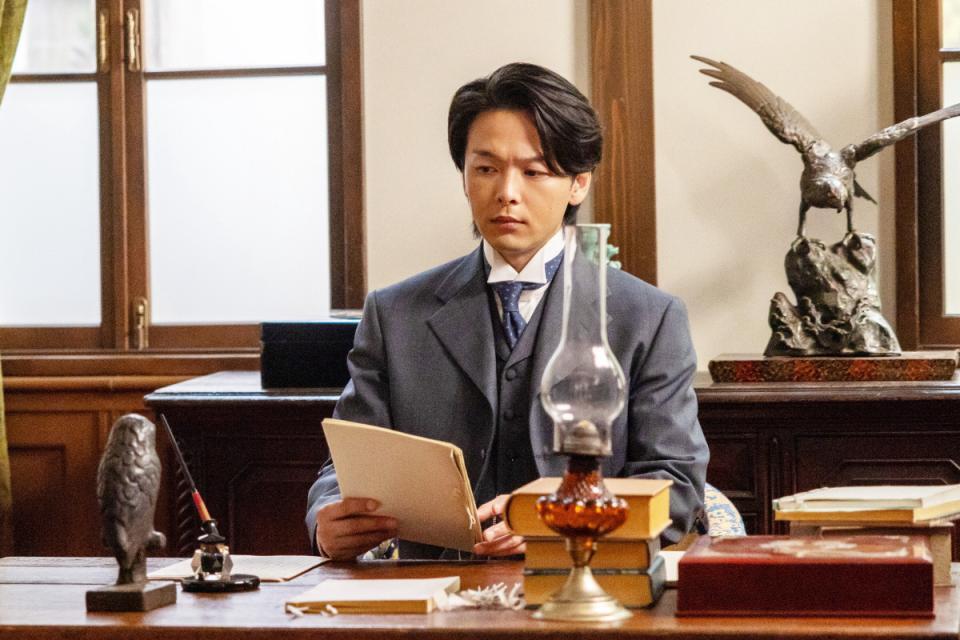 内務省衛生局の柳生（中村倫也）