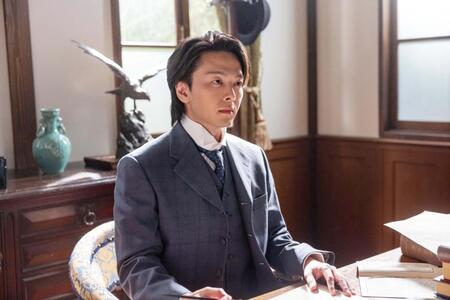 かつて直美とりんから赤痢の看護を受けた、内務省衛生局の柳生（中村倫也）