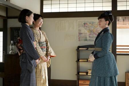 捨松（多部未華子・右）の話を聞く直美（上坂樹里・左）とりん（見上愛）