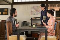 りんの元夫と知らず亀吉に質問を投げかけるしのぶ。左から、亀吉（三浦貴大）、直美（上坂樹里）、しのぶ（木越明）