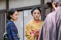 環は父・亀吉からある手紙を受け取って…。左から、直美（上坂樹里）、環（瀧七海）