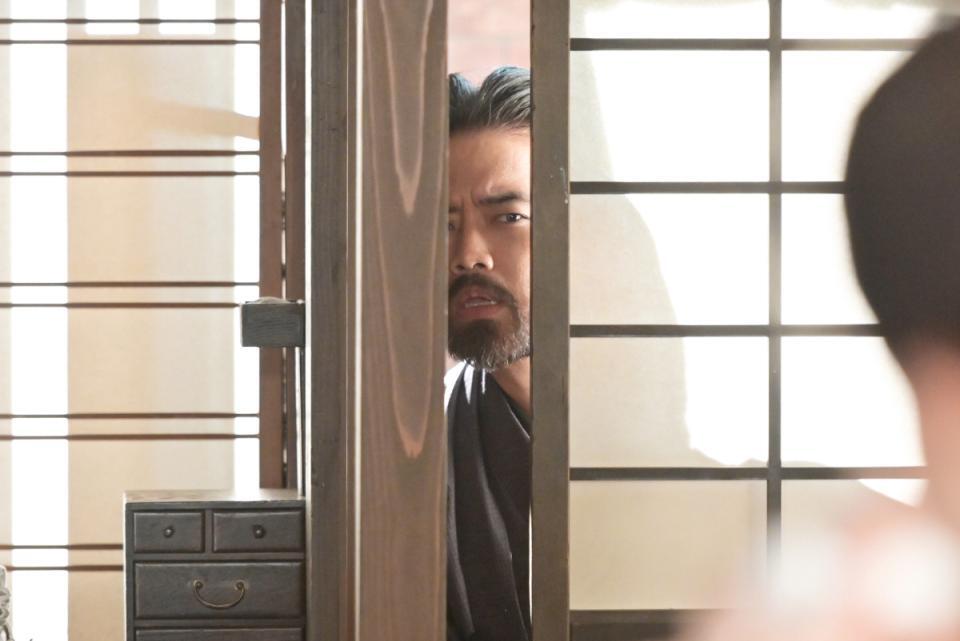 恵風看護婦会をのぞく怪しい男（三浦貴大）！