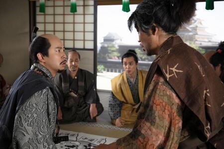 小六（高橋努）らと話す四国攻め総大将の秀長（仲野太賀）。桑山重晴（住田隆）は寝てる？