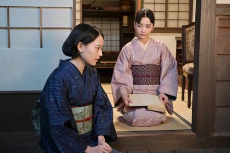りん（見上愛・右）と直美（上坂樹里）、ふたりの出した結論は…