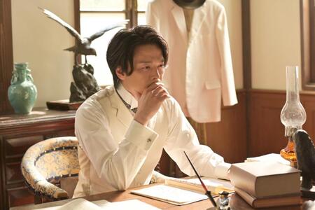衛生局の柳生（中村倫也）は頭を巡らせて…