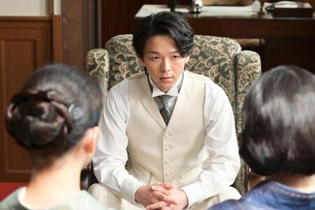 りんと直美に話をする衛生局の柳生（中村倫也）