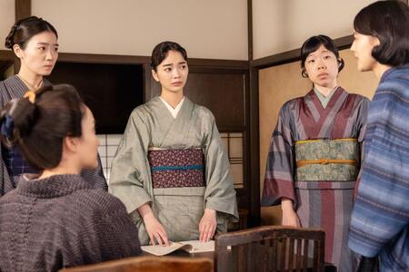話し合う恵風看護婦会のツヤ（東野絢香・左）、りん（見上愛・中央）、直美（上坂樹里・右）たち