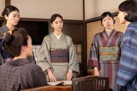 話し合う恵風看護婦会のツヤ（東野絢香・左）、りん（見上愛・中央）、直美（上坂樹里・右）たち