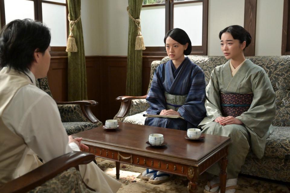 衛生局の柳生に会いにきたりん（見上愛・右）と直美（上坂樹里）だが…