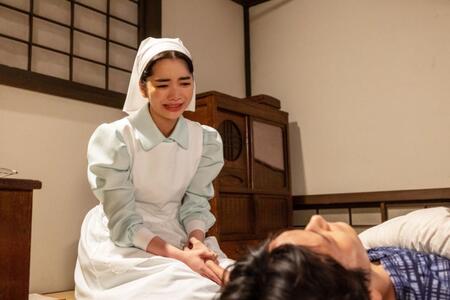 必死にシマケン（佐野晶哉）の看護をするりん（見上愛）